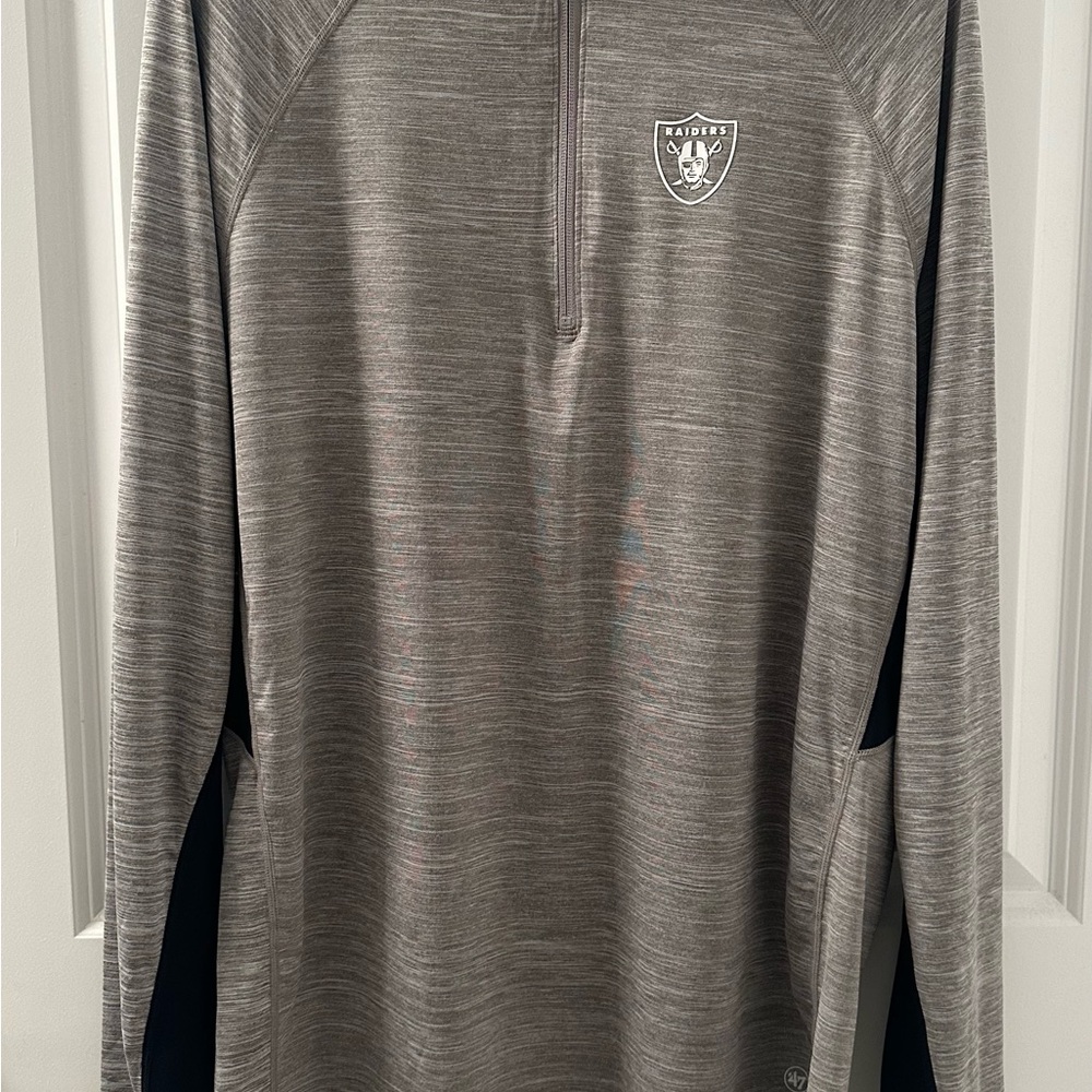 Raiders Woman’s 47‎ Forward Gray Quarter-Zip Pullover | L